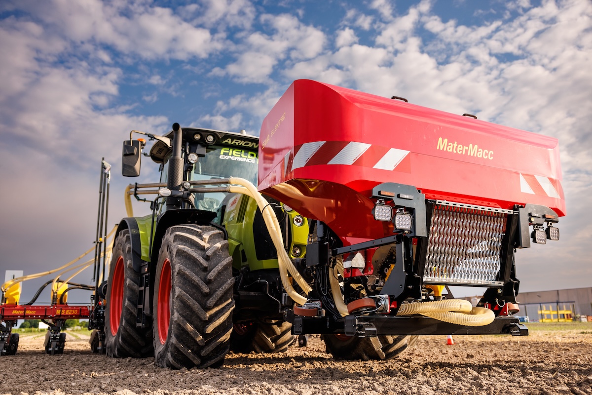 La tramoggia frontale SVA Elektro di MaterMacc aumenta le capacità operative delle attrezzature in campo